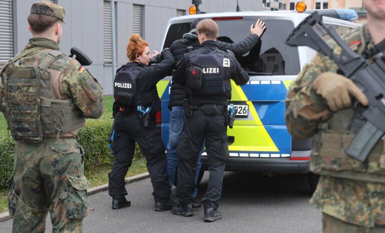 380102 Polizei und Bundeswehr - Bürokraten und Brandstifter - Politik - Politik