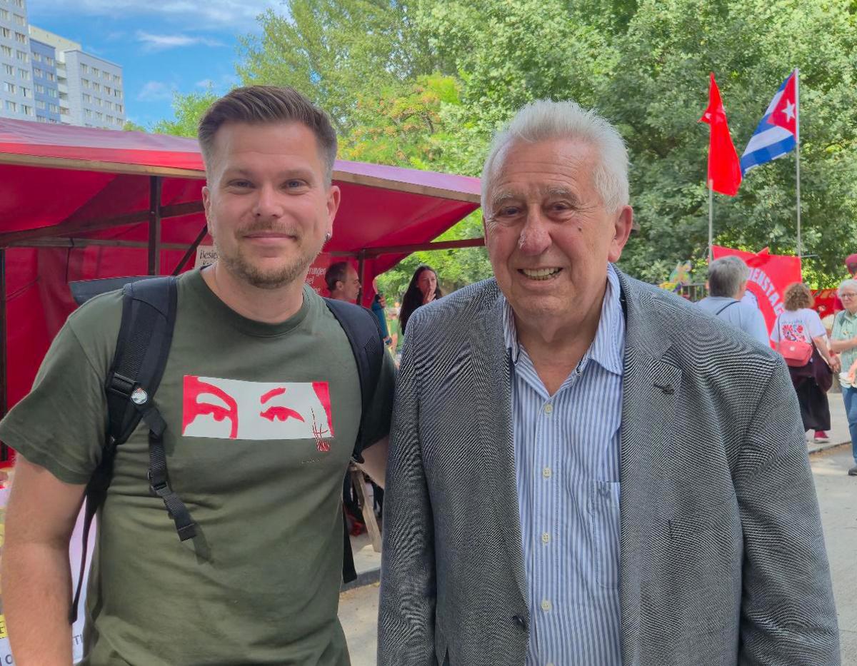 3815 A Nonni Krenz - Gemeinsam feiern – gemeinsam kämpfen - Diskussionsrunden, Elias Bernhard, FreeWilly, Friedensbewegung, Gina Pietsch, Hartmut König, Künstlerinnen und Künstler für den Frieden, Nonni Morisse, SDAJ Karlsruhe, Tag der Begegnung, UZ-Friedenstage 2026 - Aktion