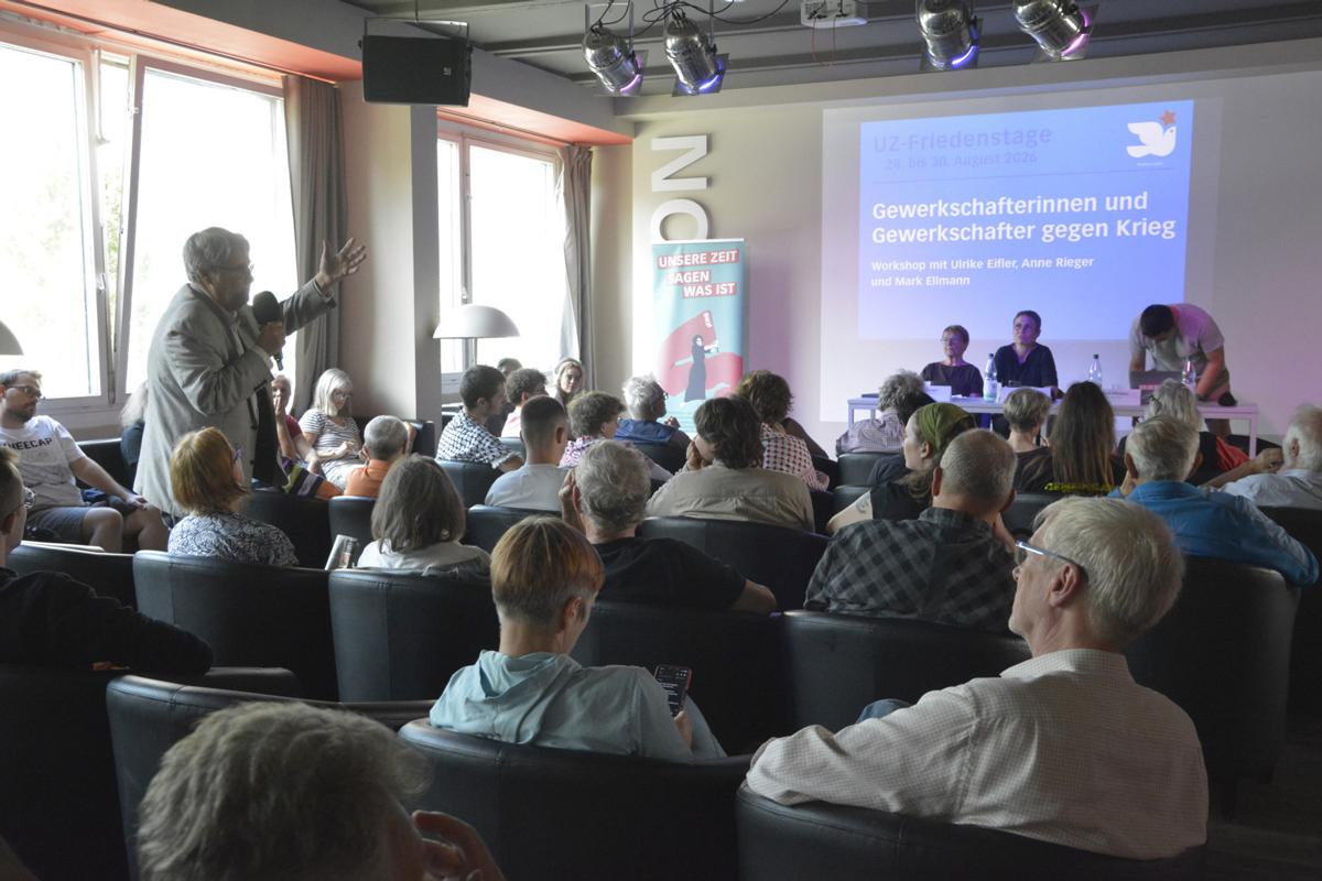 Aus Niemals wird: Heute noch … - Andrea Hornung, Betty Rossa & Kapelle, Diskussionsrunden, Friedensbewegung, Jörg Kronauer, Karin Baumert, Künstlerinnen und Künstler für den Frieden, Kutlu Yurtseven, Tag der Begegnung, UZ-Friedenstage 2026 - Aktion 391501 Friedenstage Brenner - Aus Niemals wird: Heute noch … - Andrea Hornung, Betty Rossa & Kapelle, Diskussionsrunden, Friedensbewegung, Jörg Kronauer, Karin Baumert, Künstlerinnen und Künstler für den Frieden, Kutlu Yurtseven, Tag der Begegnung, UZ-Friedenstage 2026 - Aktion
