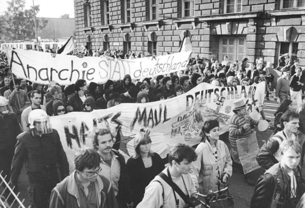 401302 Demo - Zur Bedeutung der nationalen Frage für die Strategie der Kommunisten - 8. Tagung des Parteivorstands der DKP, Kommunistische Bewegung, nationale Frage, Referat, Strategie - Hintergrund