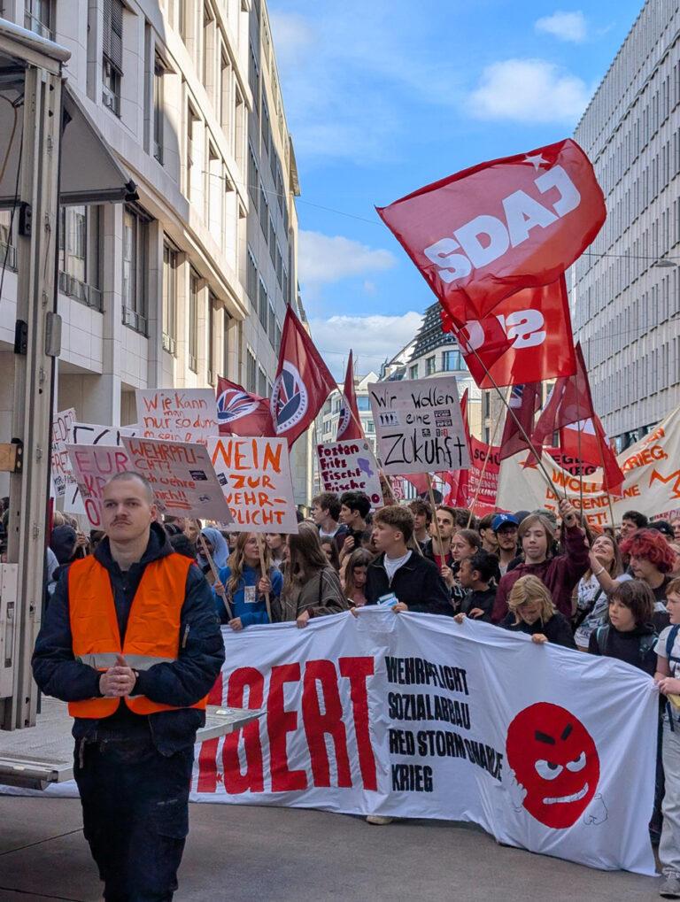401501 Schulstreik - Bis sie vom Tisch ist … - 25. September 2026, Erklärung, Friedensbewegung, GEW, Schulstreik gegen Wehrpflicht, ver.di-Jugend, Zwangsrekrutierung - Blog