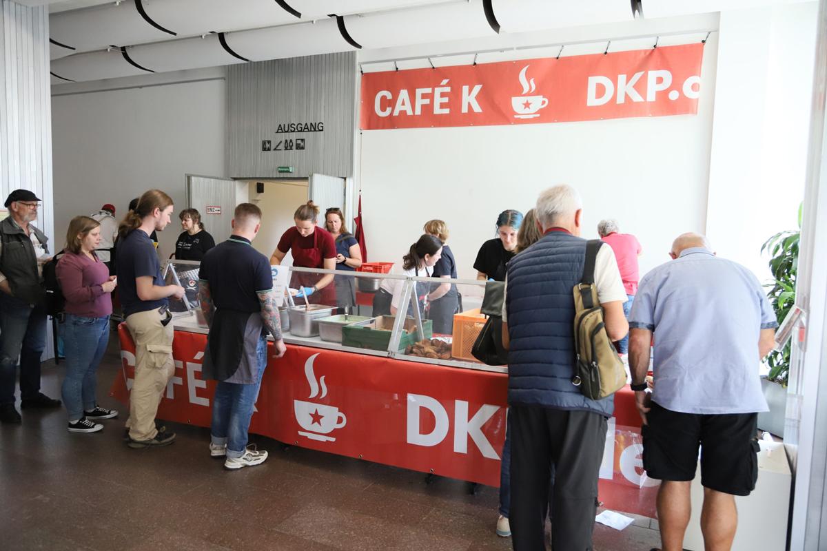 Cafe K Rainer Engels - Frohen Mutes durch finstere Zeiten - An­drea Hornung, Ana Prestes, André Scheer, Anne Rieger, Banda Bassotti, Benedikt Kolbe, Berlin, Björn Blach, DKP, Egon Krenz, Erich Schaffner, Frauke Pietsch, Friedensfest, Gina Pietsch, Hartmut König, ICAP, Jörg Kronauer, Jutta Kausch-Henken, Lühr Henken, Mark Ellmann, Melina Deymann, Miguel Torres Tesoro, Naser El-Mokdad, Nonni Morisse, Patrik Köbele, PCC, Rainer Perschewski, Renate Koppe, SDAJ, Sergej Netschajew, Sevim Dağdelen, Sigaro, Sun Shouliang, Tatjana Sambale, Tawfik Lababidi, Timo Reuter, Ulrike Eifler, UZ-Friedenstage 2026, Wera Richter - Hintergrund