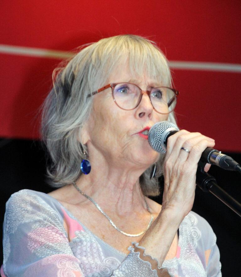 IMG 5837 web - Gemeinsam gegen Resignation und Angst - Friedenskampf, Jutta Kausch-Henken, Kriegspropaganda, Kriegsvorbereitungen, UZ-Friedenstage 2026 - Blog, Aktion