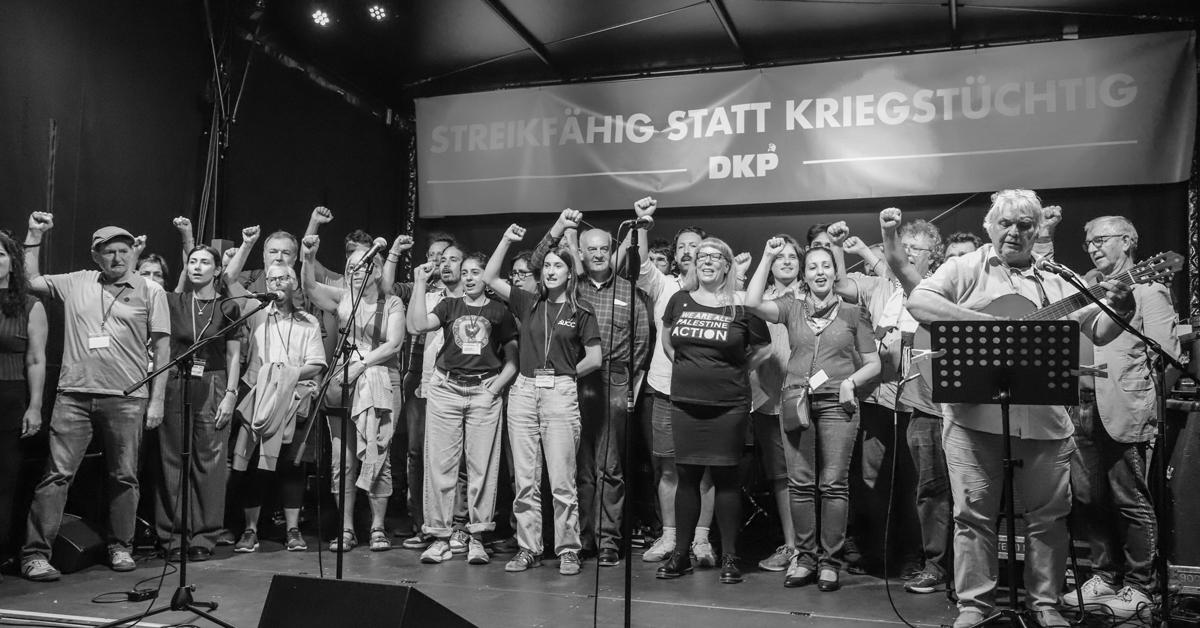 Internat Buehne Koester - Frohen Mutes durch finstere Zeiten - An­drea Hornung, Ana Prestes, André Scheer, Anne Rieger, Banda Bassotti, Benedikt Kolbe, Berlin, Björn Blach, DKP, Egon Krenz, Erich Schaffner, Frauke Pietsch, Friedensfest, Gina Pietsch, Hartmut König, ICAP, Jörg Kronauer, Jutta Kausch-Henken, Lühr Henken, Mark Ellmann, Melina Deymann, Miguel Torres Tesoro, Naser El-Mokdad, Nonni Morisse, Patrik Köbele, PCC, Rainer Perschewski, Renate Koppe, SDAJ, Sergej Netschajew, Sevim Dağdelen, Sigaro, Sun Shouliang, Tatjana Sambale, Tawfik Lababidi, Timo Reuter, Ulrike Eifler, UZ-Friedenstage 2026, Wera Richter - Hintergrund