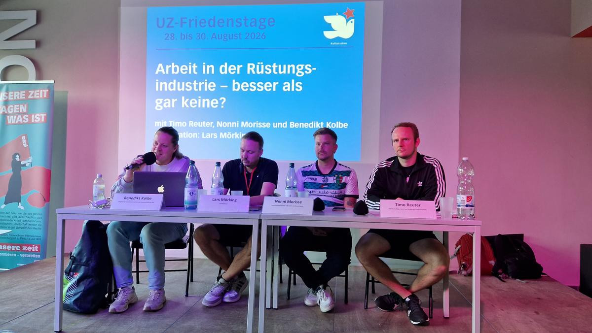 Martina Lennartz 20260829 122226 - Frohen Mutes durch finstere Zeiten - An­drea Hornung, Ana Prestes, André Scheer, Anne Rieger, Banda Bassotti, Benedikt Kolbe, Berlin, Björn Blach, DKP, Egon Krenz, Erich Schaffner, Frauke Pietsch, Friedensfest, Gina Pietsch, Hartmut König, ICAP, Jörg Kronauer, Jutta Kausch-Henken, Lühr Henken, Mark Ellmann, Melina Deymann, Miguel Torres Tesoro, Naser El-Mokdad, Nonni Morisse, Patrik Köbele, PCC, Rainer Perschewski, Renate Koppe, SDAJ, Sergej Netschajew, Sevim Dağdelen, Sigaro, Sun Shouliang, Tatjana Sambale, Tawfik Lababidi, Timo Reuter, Ulrike Eifler, UZ-Friedenstage 2026, Wera Richter - Hintergrund