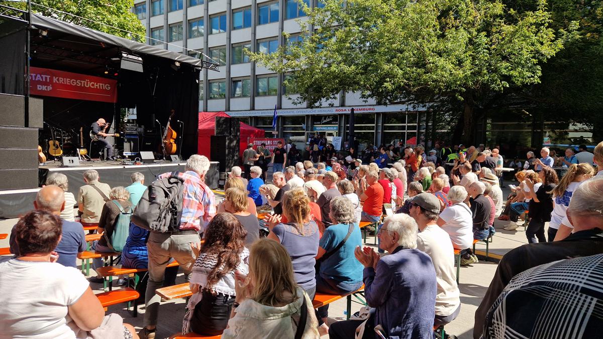 Martina Lennartz 20260829 134340 - Frohen Mutes durch finstere Zeiten - An­drea Hornung, Ana Prestes, André Scheer, Anne Rieger, Banda Bassotti, Benedikt Kolbe, Berlin, Björn Blach, DKP, Egon Krenz, Erich Schaffner, Frauke Pietsch, Friedensfest, Gina Pietsch, Hartmut König, ICAP, Jörg Kronauer, Jutta Kausch-Henken, Lühr Henken, Mark Ellmann, Melina Deymann, Miguel Torres Tesoro, Naser El-Mokdad, Nonni Morisse, Patrik Köbele, PCC, Rainer Perschewski, Renate Koppe, SDAJ, Sergej Netschajew, Sevim Dağdelen, Sigaro, Sun Shouliang, Tatjana Sambale, Tawfik Lababidi, Timo Reuter, Ulrike Eifler, UZ-Friedenstage 2026, Wera Richter - Hintergrund
