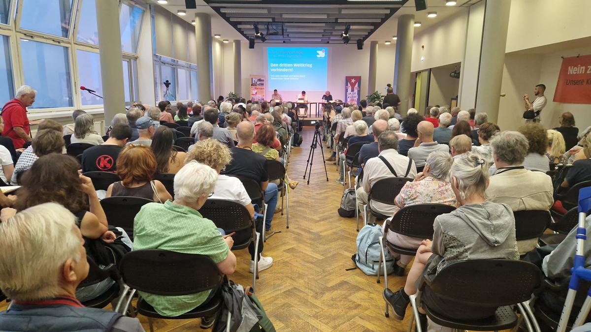 Martina Lennartz IMG 20260828 WA0075 - Frohen Mutes durch finstere Zeiten - An­drea Hornung, Ana Prestes, André Scheer, Anne Rieger, Banda Bassotti, Benedikt Kolbe, Berlin, Björn Blach, DKP, Egon Krenz, Erich Schaffner, Frauke Pietsch, Friedensfest, Gina Pietsch, Hartmut König, ICAP, Jörg Kronauer, Jutta Kausch-Henken, Lühr Henken, Mark Ellmann, Melina Deymann, Miguel Torres Tesoro, Naser El-Mokdad, Nonni Morisse, Patrik Köbele, PCC, Rainer Perschewski, Renate Koppe, SDAJ, Sergej Netschajew, Sevim Dağdelen, Sigaro, Sun Shouliang, Tatjana Sambale, Tawfik Lababidi, Timo Reuter, Ulrike Eifler, UZ-Friedenstage 2026, Wera Richter - Hintergrund