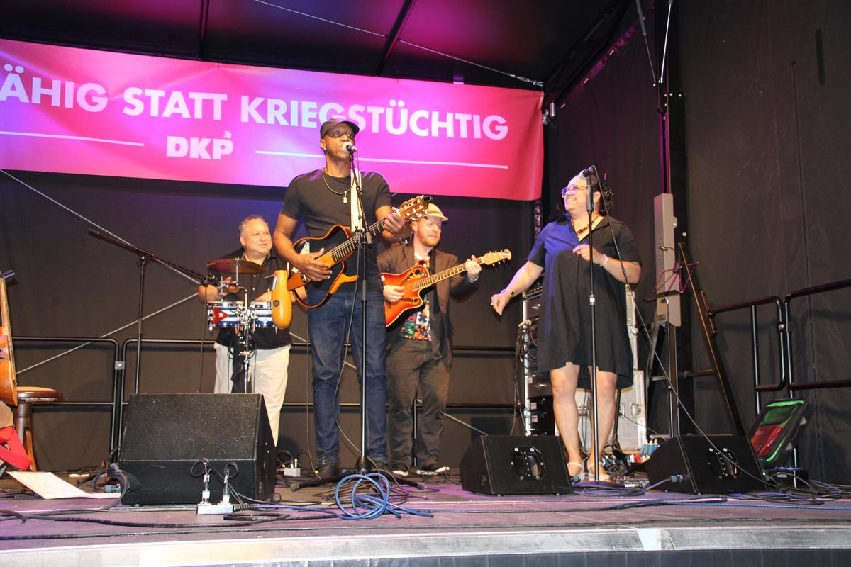 Martina Lennartz IMG 5528 - Frohen Mutes durch finstere Zeiten - An­drea Hornung, Ana Prestes, André Scheer, Anne Rieger, Banda Bassotti, Benedikt Kolbe, Berlin, Björn Blach, DKP, Egon Krenz, Erich Schaffner, Frauke Pietsch, Friedensfest, Gina Pietsch, Hartmut König, ICAP, Jörg Kronauer, Jutta Kausch-Henken, Lühr Henken, Mark Ellmann, Melina Deymann, Miguel Torres Tesoro, Naser El-Mokdad, Nonni Morisse, Patrik Köbele, PCC, Rainer Perschewski, Renate Koppe, SDAJ, Sergej Netschajew, Sevim Dağdelen, Sigaro, Sun Shouliang, Tatjana Sambale, Tawfik Lababidi, Timo Reuter, Ulrike Eifler, UZ-Friedenstage 2026, Wera Richter - Hintergrund