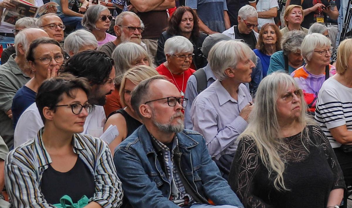 dath pietsch publikum Koester - Frohen Mutes durch finstere Zeiten - An­drea Hornung, Ana Prestes, André Scheer, Anne Rieger, Banda Bassotti, Benedikt Kolbe, Berlin, Björn Blach, DKP, Egon Krenz, Erich Schaffner, Frauke Pietsch, Friedensfest, Gina Pietsch, Hartmut König, ICAP, Jörg Kronauer, Jutta Kausch-Henken, Lühr Henken, Mark Ellmann, Melina Deymann, Miguel Torres Tesoro, Naser El-Mokdad, Nonni Morisse, Patrik Köbele, PCC, Rainer Perschewski, Renate Koppe, SDAJ, Sergej Netschajew, Sevim Dağdelen, Sigaro, Sun Shouliang, Tatjana Sambale, Tawfik Lababidi, Timo Reuter, Ulrike Eifler, UZ-Friedenstage 2026, Wera Richter - Hintergrund