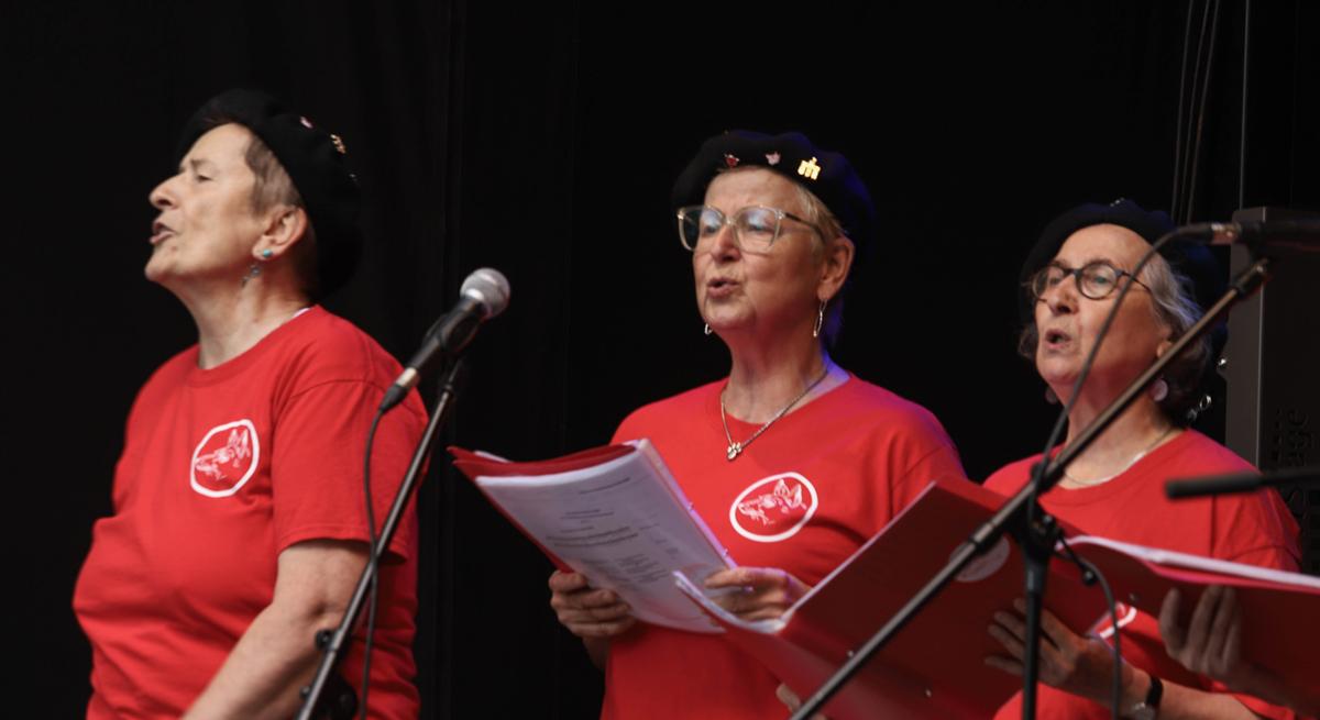 rotfuechse koester - Frohen Mutes durch finstere Zeiten - An­drea Hornung, Ana Prestes, André Scheer, Anne Rieger, Banda Bassotti, Benedikt Kolbe, Berlin, Björn Blach, DKP, Egon Krenz, Erich Schaffner, Frauke Pietsch, Friedensfest, Gina Pietsch, Hartmut König, ICAP, Jörg Kronauer, Jutta Kausch-Henken, Lühr Henken, Mark Ellmann, Melina Deymann, Miguel Torres Tesoro, Naser El-Mokdad, Nonni Morisse, Patrik Köbele, PCC, Rainer Perschewski, Renate Koppe, SDAJ, Sergej Netschajew, Sevim Dağdelen, Sigaro, Sun Shouliang, Tatjana Sambale, Tawfik Lababidi, Timo Reuter, Ulrike Eifler, UZ-Friedenstage 2026, Wera Richter - Hintergrund