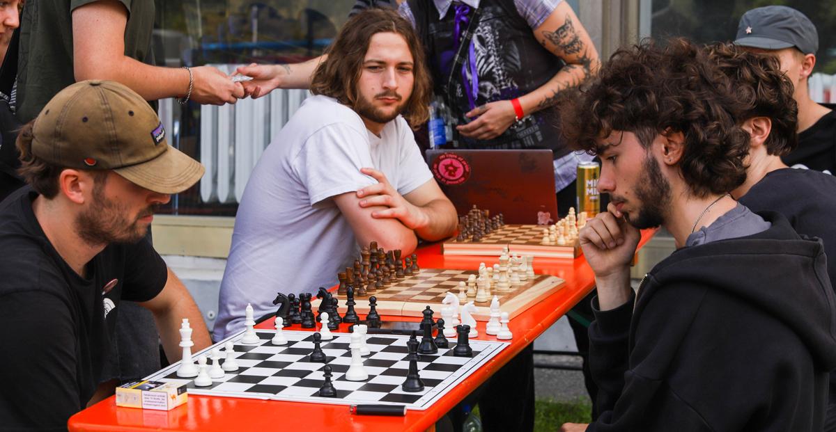 schach koester - Frohen Mutes durch finstere Zeiten - An­drea Hornung, Ana Prestes, André Scheer, Anne Rieger, Banda Bassotti, Benedikt Kolbe, Berlin, Björn Blach, DKP, Egon Krenz, Erich Schaffner, Frauke Pietsch, Friedensfest, Gina Pietsch, Hartmut König, ICAP, Jörg Kronauer, Jutta Kausch-Henken, Lühr Henken, Mark Ellmann, Melina Deymann, Miguel Torres Tesoro, Naser El-Mokdad, Nonni Morisse, Patrik Köbele, PCC, Rainer Perschewski, Renate Koppe, SDAJ, Sergej Netschajew, Sevim Dağdelen, Sigaro, Sun Shouliang, Tatjana Sambale, Tawfik Lababidi, Timo Reuter, Ulrike Eifler, UZ-Friedenstage 2026, Wera Richter - Hintergrund