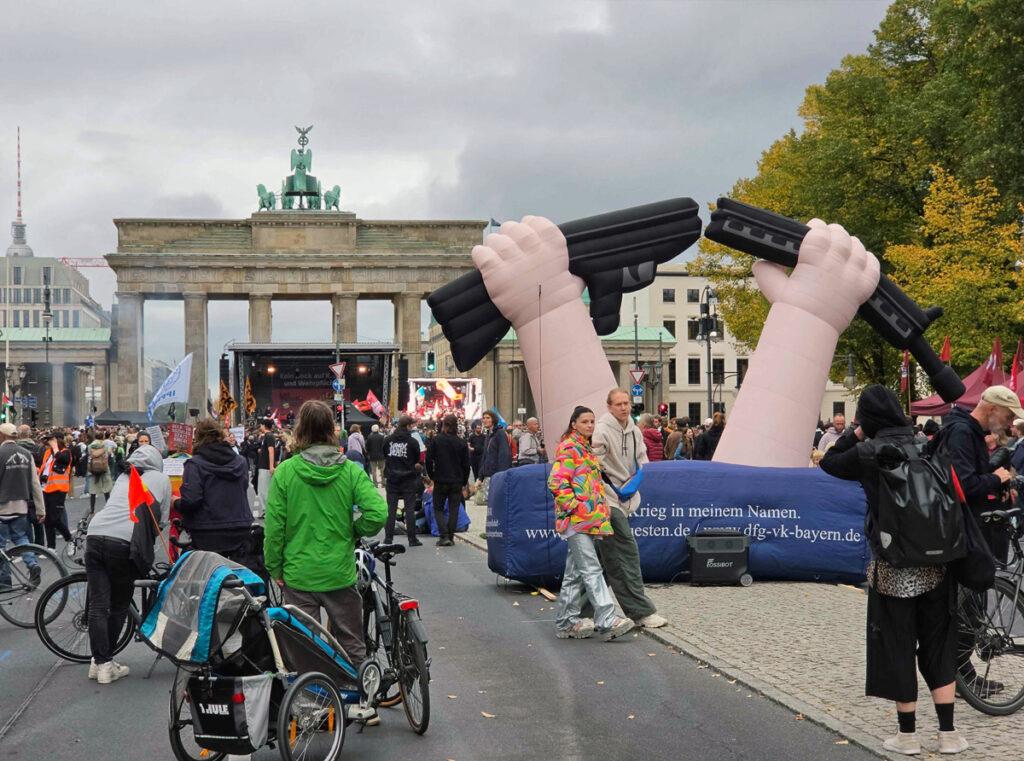 Die Jugend als Vorbild - 3. Oktober 2026, Andrea Hornung, Berlin, BSW, Christian Leye, DFG-VK, DIDF, Disarstar, DKP, Initiative Nie wieder Krieg - Die Waffen nieder, Johannes Varwick, Jutta Kausch-Henken, K.I.Z., Karla Wolf, Maria Buchwitz, Pablo Miró, Patrik Köbele, pax christi, Schulstreiks gegen Wehrpflicht, Sören Pellmann, Soul Tsalik, Stefan Natke, Unzwingbar, ver.di-Jugend, Wiebke Diehl - Blog, Aktion 20261002 173654 2 web - Die Jugend als Vorbild - 3. Oktober 2026, Andrea Hornung, Berlin, BSW, Christian Leye, DFG-VK, DIDF, Disarstar, DKP, Initiative Nie wieder Krieg - Die Waffen nieder, Johannes Varwick, Jutta Kausch-Henken, K.I.Z., Karla Wolf, Maria Buchwitz, Pablo Miró, Patrik Köbele, pax christi, Schulstreiks gegen Wehrpflicht, Sören Pellmann, Soul Tsalik, Stefan Natke, Unzwingbar, ver.di-Jugend, Wiebke Diehl - Blog, Aktion
