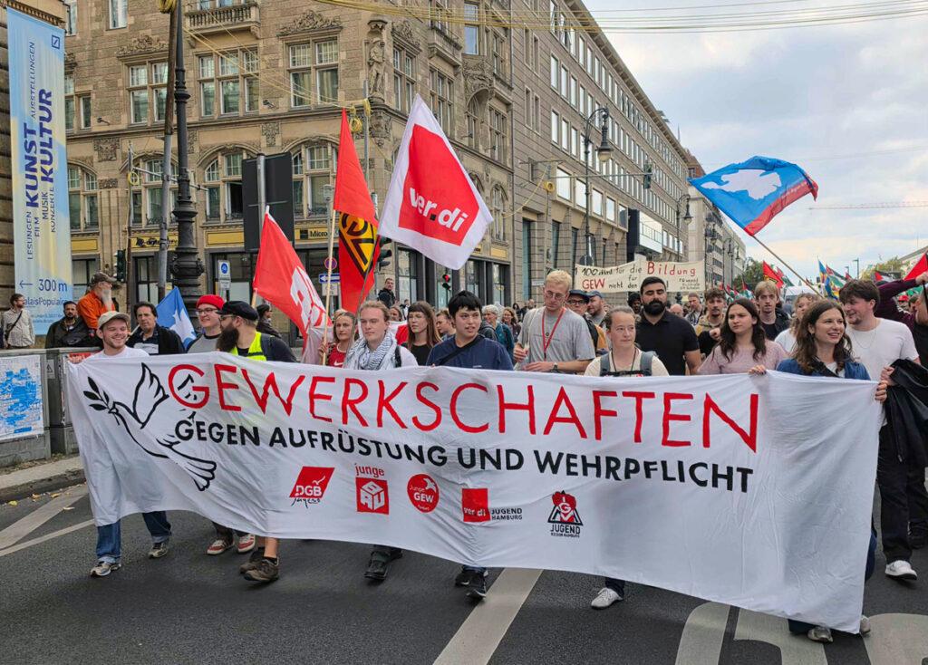 Die Jugend als Vorbild - 3. Oktober 2026, Andrea Hornung, Berlin, BSW, Christian Leye, DFG-VK, DIDF, Disarstar, DKP, Initiative Nie wieder Krieg - Die Waffen nieder, Johannes Varwick, Jutta Kausch-Henken, K.I.Z., Karla Wolf, Maria Buchwitz, Pablo Miró, Patrik Köbele, pax christi, Schulstreiks gegen Wehrpflicht, Sören Pellmann, Soul Tsalik, Stefan Natke, Unzwingbar, ver.di-Jugend, Wiebke Diehl - Blog, Aktion 20261003 151415 web - Die Jugend als Vorbild - 3. Oktober 2026, Andrea Hornung, Berlin, BSW, Christian Leye, DFG-VK, DIDF, Disarstar, DKP, Initiative Nie wieder Krieg - Die Waffen nieder, Johannes Varwick, Jutta Kausch-Henken, K.I.Z., Karla Wolf, Maria Buchwitz, Pablo Miró, Patrik Köbele, pax christi, Schulstreiks gegen Wehrpflicht, Sören Pellmann, Soul Tsalik, Stefan Natke, Unzwingbar, ver.di-Jugend, Wiebke Diehl - Blog, Aktion