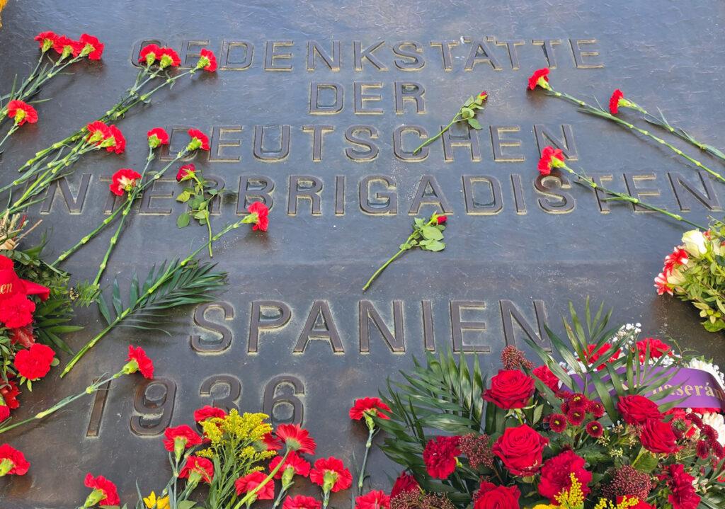 Ihr Kampf bleibt Verpflichtung - Antifaschismus, DKP Berlin, Internationale Brigaden, Spanische Republik, Volkspark Friedrichshain - Blog, Aktion 20261018 155007 web - Ihr Kampf bleibt Verpflichtung - Antifaschismus, DKP Berlin, Internationale Brigaden, Spanische Republik, Volkspark Friedrichshain - Blog, Aktion