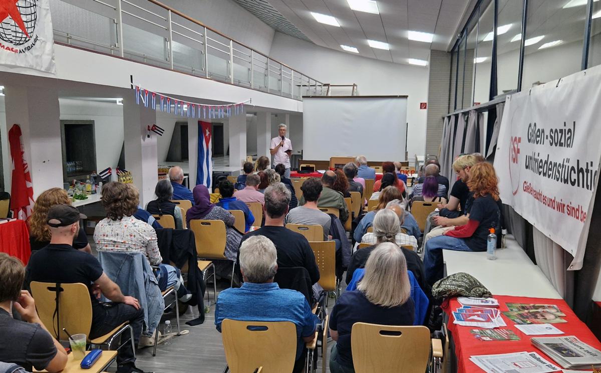 411501 A Giessen - Solidarität mit Kuba muss praktisch sein - DKP Gießen, Fidel Castro, Fidel es Fidel, Gießen, Kuba-Solidarität, SDAJ Gießen, Tobias Kriele - Aktion