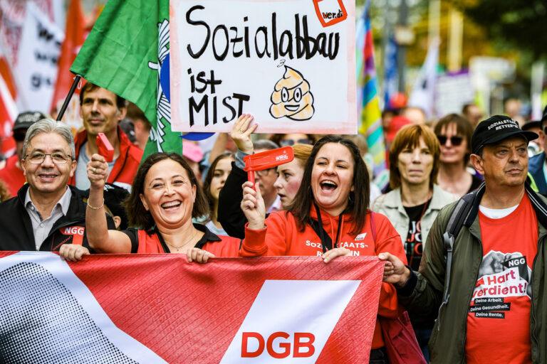 420302 Ablehnung - Große Sorgen, wenig Vertrauen - Wirtschaft & Soziales - Wirtschaft & Soziales