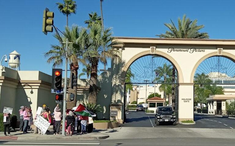 4302 Protestors at Paramount Pictures Melrose Gate January 2026 - Schwarzer Tag für Hollywoods Beschäftigte - Wirtschaft & Soziales - Wirtschaft & Soziales