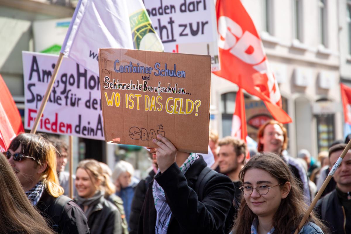 Wiesbaden und der Krieg - Hochrüstung, KI-basierte Kriegsführung, Kommunale Finanzen, NATO, Stadtverordnetenversammlung, US-Basen, Wiesbaden - Kommunalpolitik 430801 Wiesbaden 1 - Wiesbaden und der Krieg - Hochrüstung, KI-basierte Kriegsführung, Kommunale Finanzen, NATO, Stadtverordnetenversammlung, US-Basen, Wiesbaden - Kommunalpolitik
