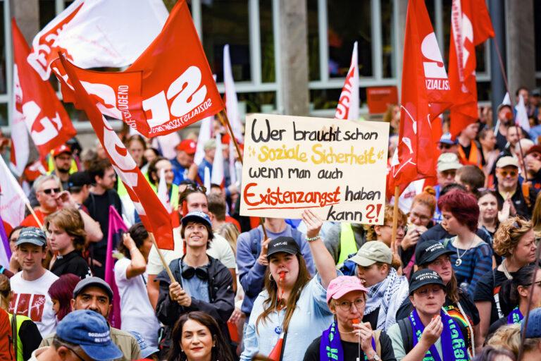 440301 Arbeitsplatzabbau - Was dringend gebraucht wird, wird gestrichen - Wirtschaft & Soziales - Wirtschaft & Soziales