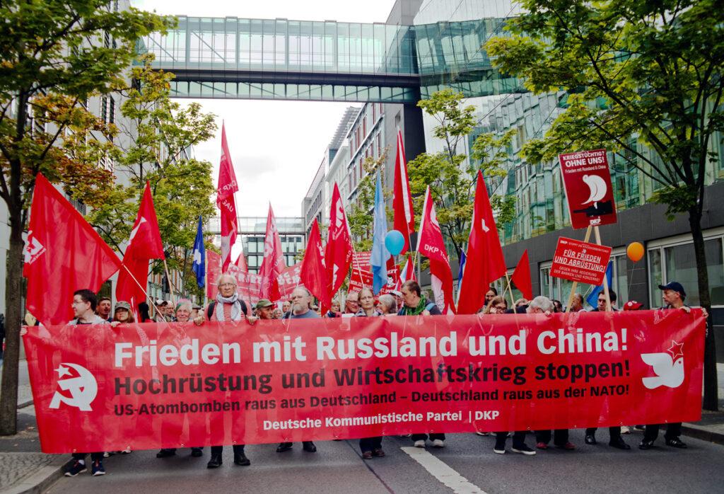 Die Jugend als Vorbild - 3. Oktober 2026, Andrea Hornung, Berlin, BSW, Christian Leye, DFG-VK, DIDF, Disarstar, DKP, Initiative Nie wieder Krieg - Die Waffen nieder, Johannes Varwick, Jutta Kausch-Henken, K.I.Z., Karla Wolf, Maria Buchwitz, Pablo Miró, Patrik Köbele, pax christi, Schulstreiks gegen Wehrpflicht, Sören Pellmann, Soul Tsalik, Stefan Natke, Unzwingbar, ver.di-Jugend, Wiebke Diehl - Blog, Aktion MG 0112 druck web - Die Jugend als Vorbild - 3. Oktober 2026, Andrea Hornung, Berlin, BSW, Christian Leye, DFG-VK, DIDF, Disarstar, DKP, Initiative Nie wieder Krieg - Die Waffen nieder, Johannes Varwick, Jutta Kausch-Henken, K.I.Z., Karla Wolf, Maria Buchwitz, Pablo Miró, Patrik Köbele, pax christi, Schulstreiks gegen Wehrpflicht, Sören Pellmann, Soul Tsalik, Stefan Natke, Unzwingbar, ver.di-Jugend, Wiebke Diehl - Blog, Aktion