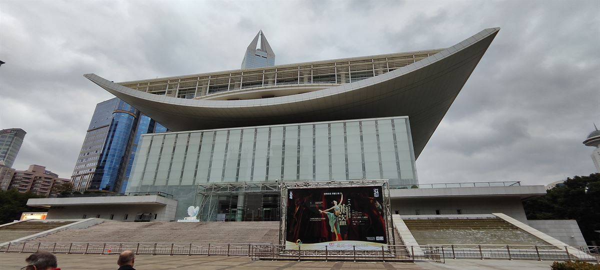 20251020 Shanghai Grand Theatre updraft pre smush original - UZ-Reise in die Volksrepublik China - -
